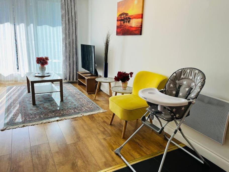 Bright And Calm Apartment - Watford วัตฟอร์ด ภายนอก รูปภาพ