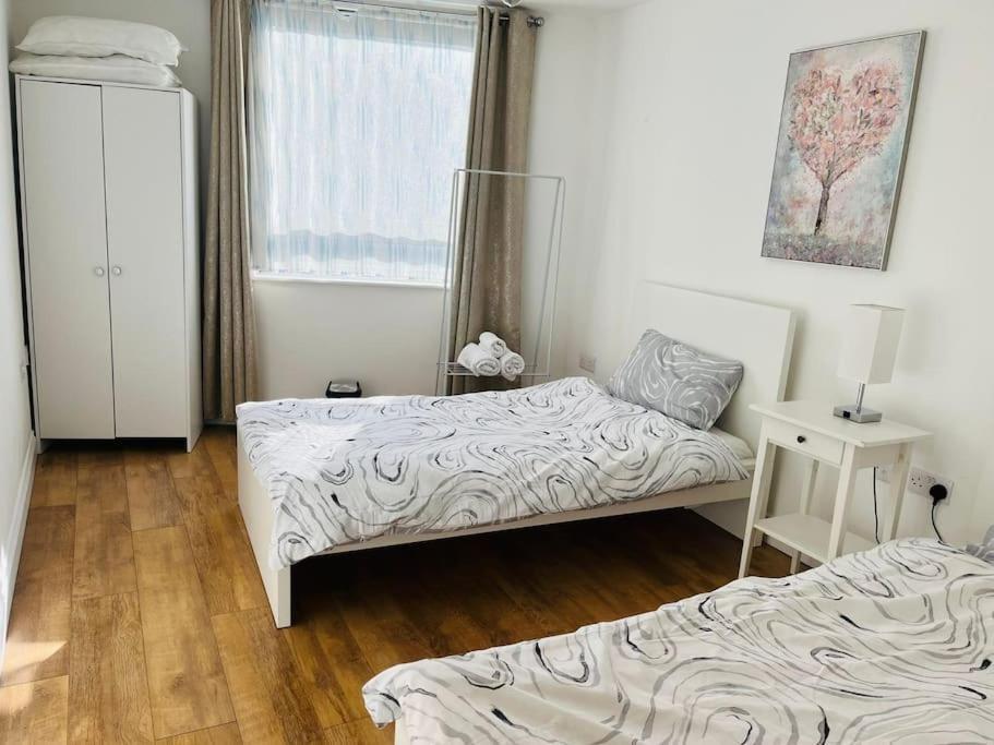 Bright And Calm Apartment - Watford วัตฟอร์ด ภายนอก รูปภาพ