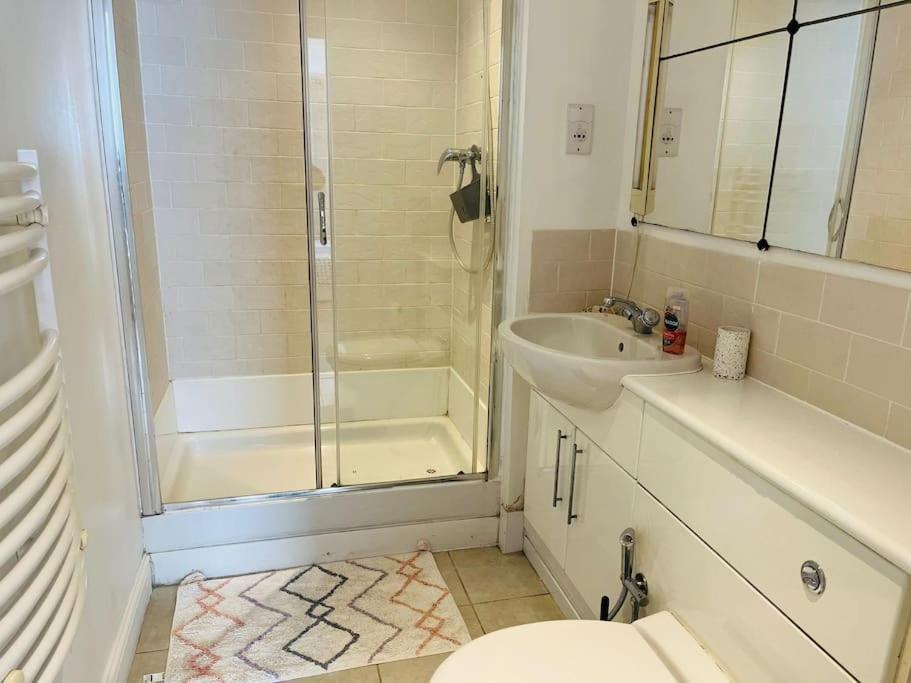 Bright And Calm Apartment - Watford วัตฟอร์ด ภายนอก รูปภาพ