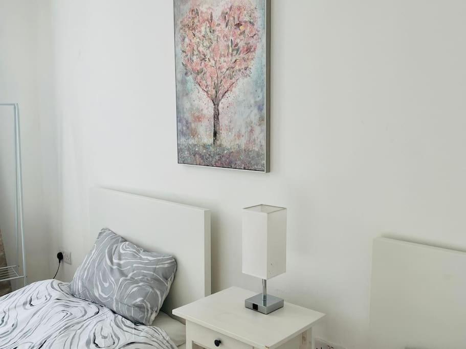 Bright And Calm Apartment - Watford วัตฟอร์ด ภายนอก รูปภาพ