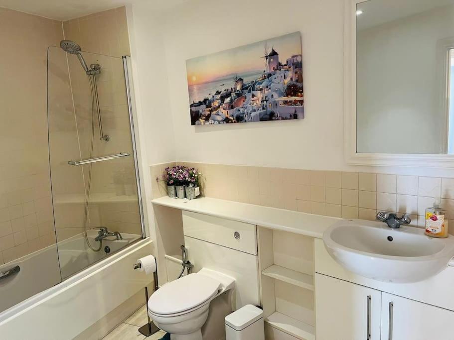 Bright And Calm Apartment - Watford วัตฟอร์ด ภายนอก รูปภาพ