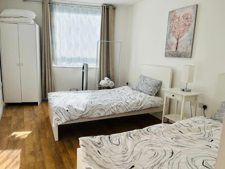 Bright And Calm Apartment - Watford วัตฟอร์ด ภายนอก รูปภาพ